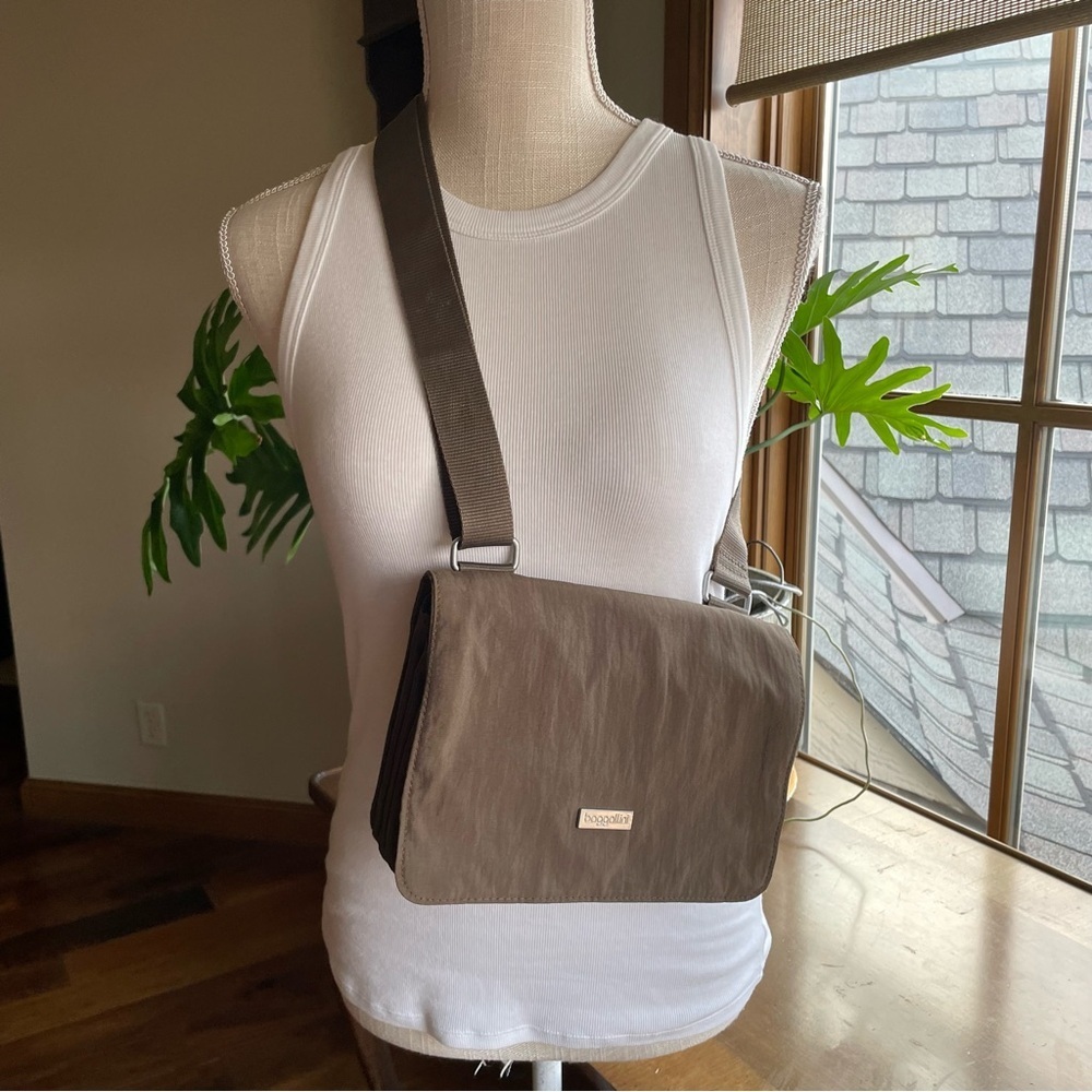 Baggallini Taupe Nylon Crossbody Bag Clever 3 Zip - Picture 12 of 12